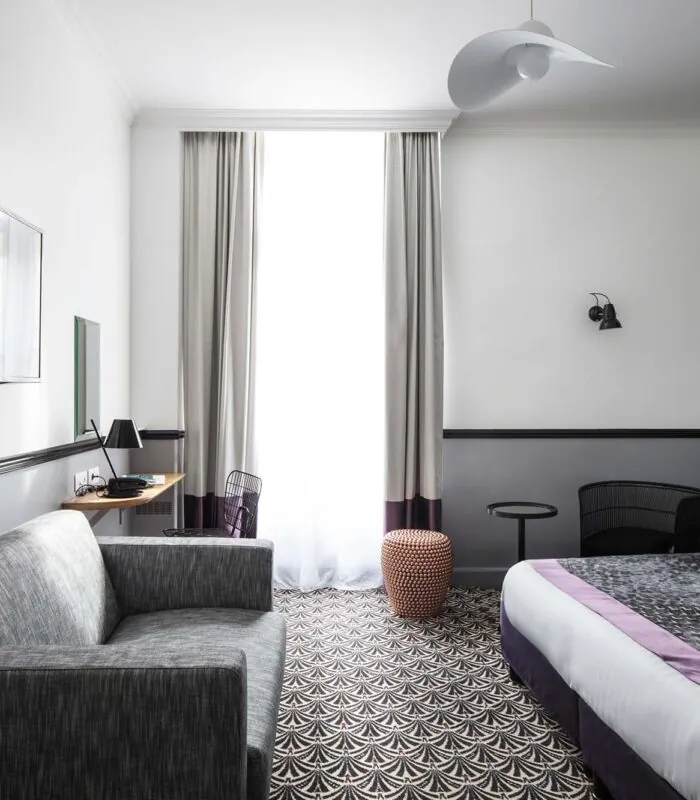 Chambre Privilège avec un canapé et une télévision à écran plat à l’Hôtel Malte