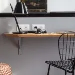 Bureau de la chambre Privilège avec une lampe et un livre à l’Hôtel Malte