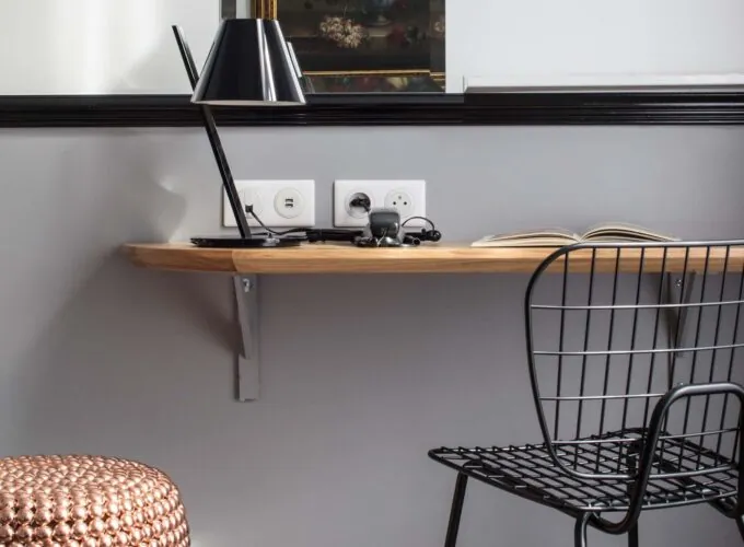 Bureau de la chambre Privilège avec une lampe et un livre à l’Hôtel Malte