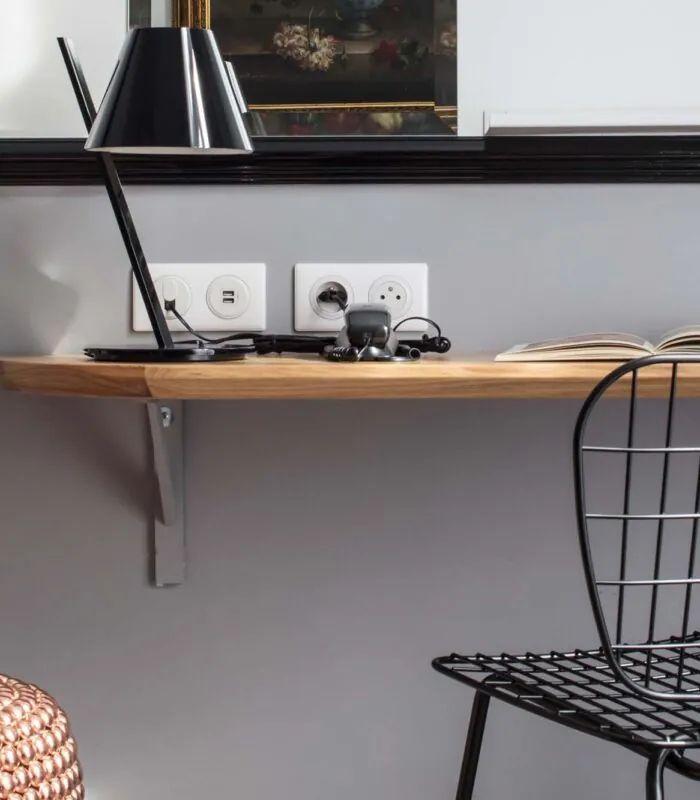 Bureau de la chambre Privilège avec une lampe et un livre à l’Hôtel Malte