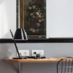 Bureau de la chambre Privilège avec une lampe et un tableau au mur au-dessus à l’Hôtel Malte
