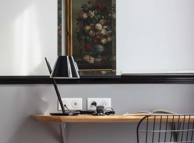 Bureau de la chambre Privilège avec une lampe et un tableau au mur au-dessus à l’Hôtel Malte