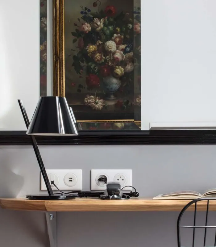 Bureau de la chambre Privilège avec une lampe et un tableau au mur au-dessus à l’Hôtel Malte