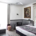 Chambre Privilège avec un grand tableau au mur au-dessus du lit à l’Hôtel Malte
