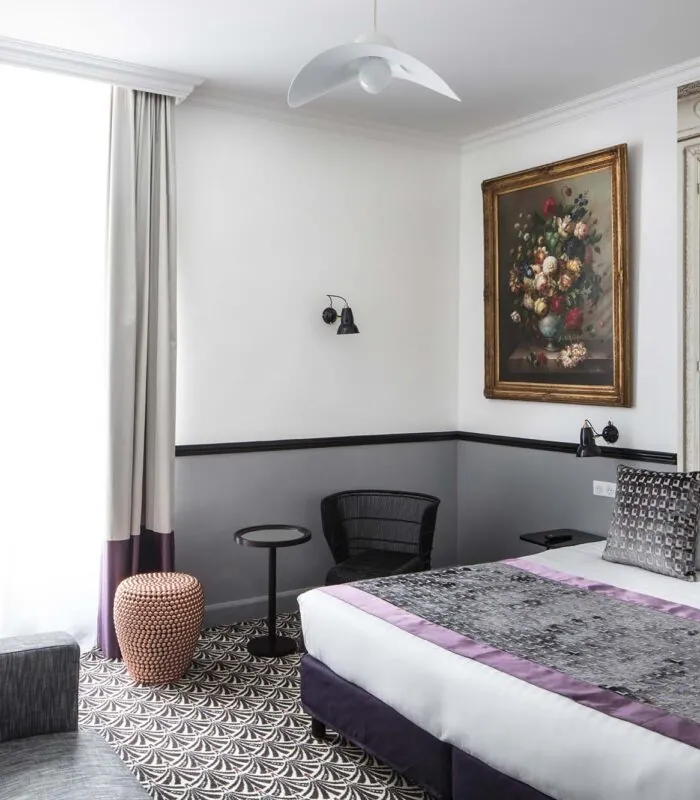 Chambre Privilège avec un grand tableau au mur au-dessus du lit à l’Hôtel Malte