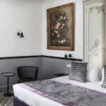 Chambre d’une chambre Privilège avec un tableau au mur au-dessus du lit à l’Hôtel Malte