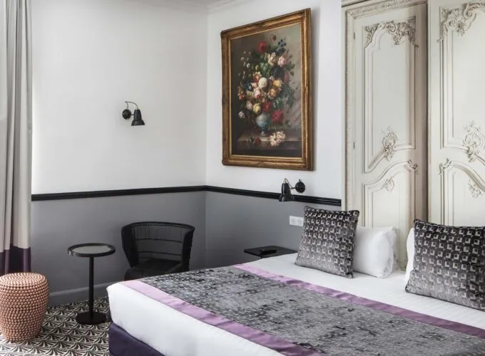 Chambre d’une chambre Privilège avec un tableau au mur au-dessus du lit à l’Hôtel Malte