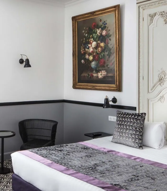 Chambre d’une chambre Privilège avec un tableau au mur au-dessus du lit à l’Hôtel Malte