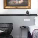 Chambre d’une chambre Privilège avec un tableau au mur au-dessus du lit à l’Hôtel Malte