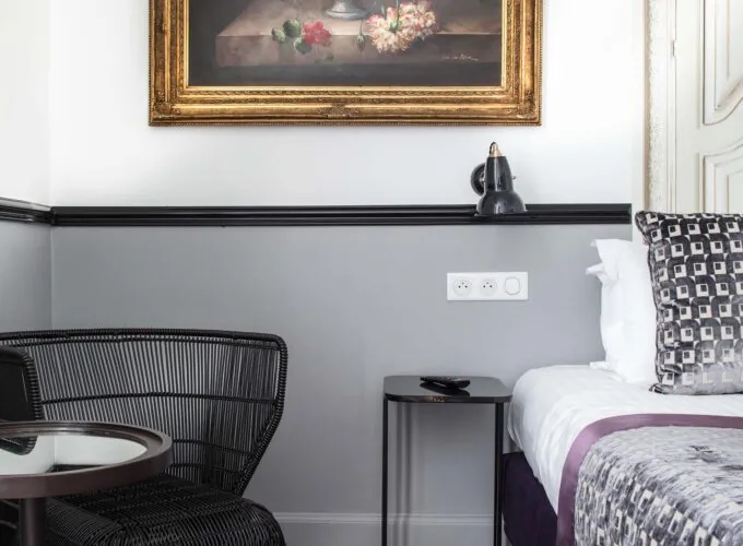 Chambre d’une chambre Privilège avec un tableau au mur au-dessus du lit à l’Hôtel Malte