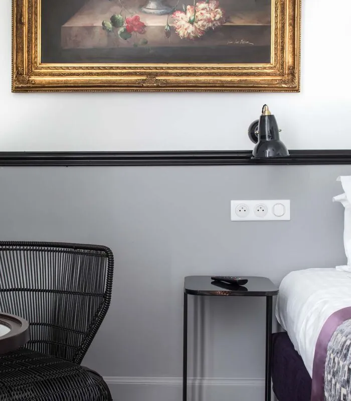 Chambre d’une chambre Privilège avec un tableau au mur au-dessus du lit à l’Hôtel Malte