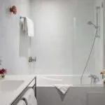 Salle de bain d’une chambre Privilège avec une baignoire et un lavabo à l’Hôtel Malte