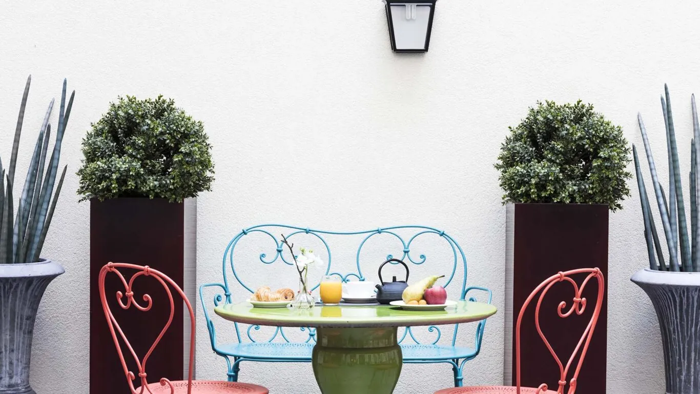 La salle de petit-déjeuner de l’Hôtel Malte est un espace accueillant où les clients peuvent profiter d’un délicieux buffet avec un large choix