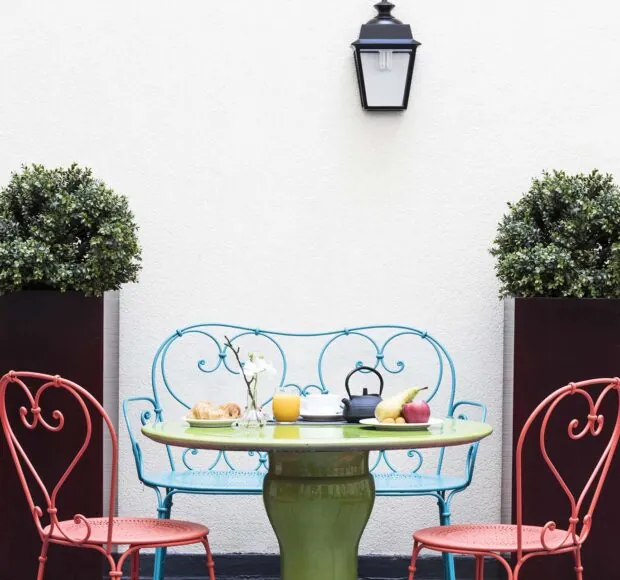 马尔特酒店 (Malte) 的早餐厅是一个温馨的空间，客人可以在此享用种类丰富的美味自助餐