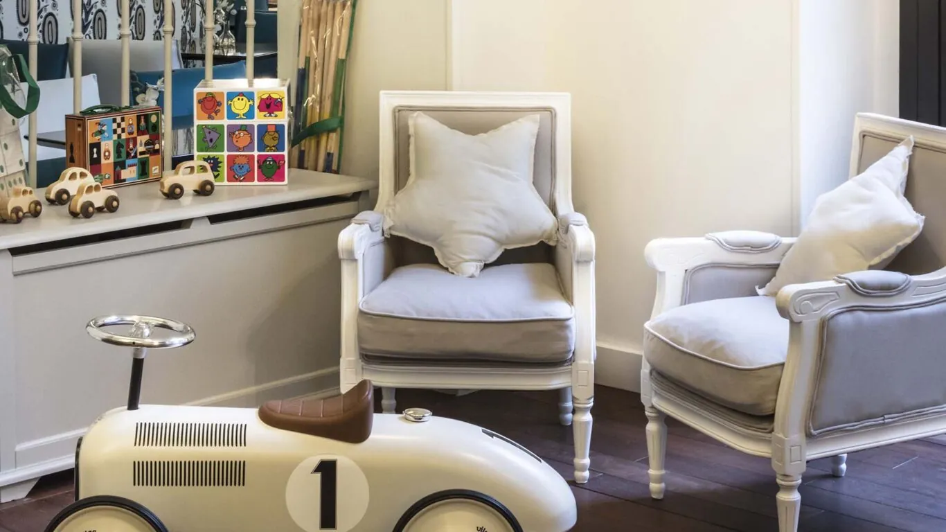Le coin des enfants de l’Hôtel Malte offre un espace ludique et sécurisé où les plus petits peuvent jouer tout en restant proches de leurs parents