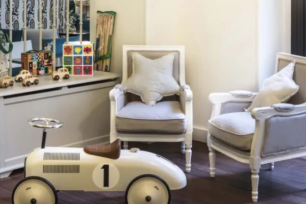 Le coin des enfants de l’Hôtel Malte offre un espace ludique et sécurisé où les plus petits peuvent jouer tout en restant proches de leurs parents