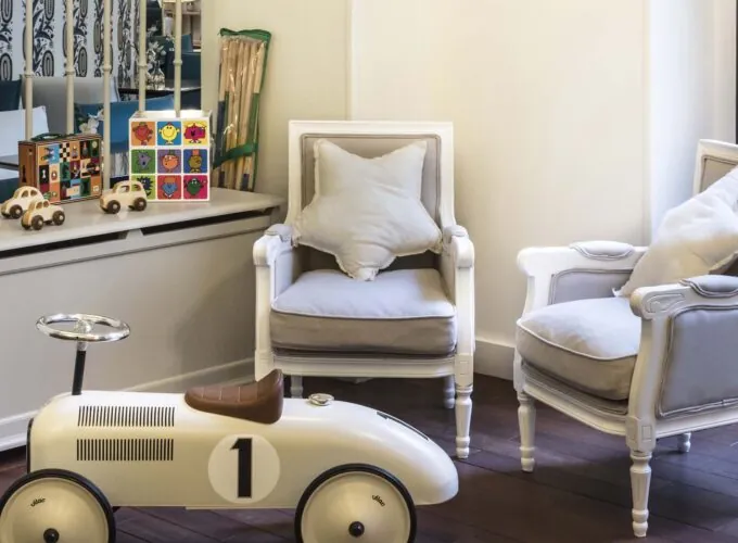Le coin des enfants de l’Hôtel Malte offre un espace ludique et sécurisé où les plus petits peuvent jouer tout en restant proches de leurs parents