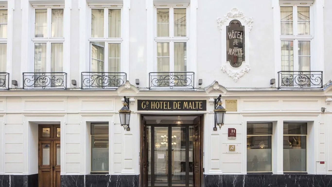 Vue extérieure de la façade de l’Hôtel 4 étoiles Malte du groupe Astotel à Paris, 2e arrondissement