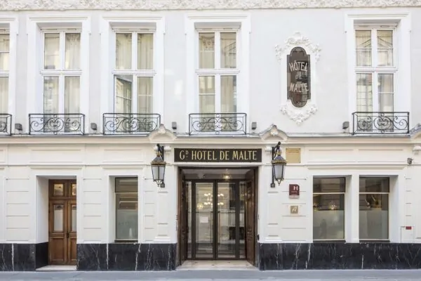 Vue extérieure de la façade de l’Hôtel 4 étoiles Malte du groupe Astotel à Paris, 2e arrondissement