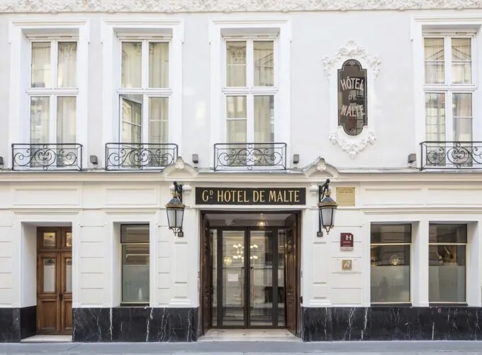 Vue extérieure de la façade de l’Hôtel 4 étoiles Malte du groupe Astotel à Paris, 2e arrondissement
