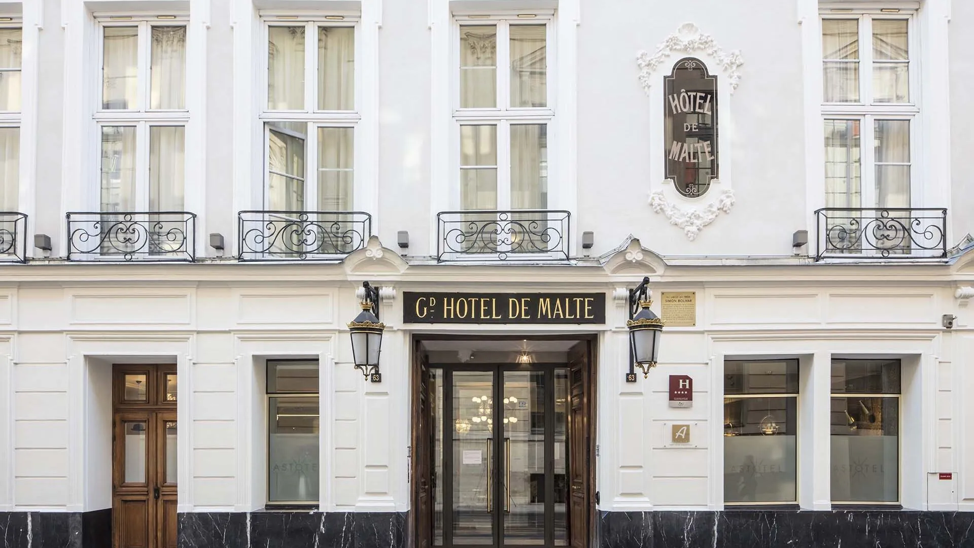 Vue extérieure de la façade de l’Hôtel 4 étoiles Malte du groupe Astotel à Paris, 2e arrondissement