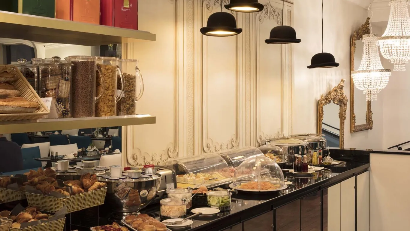 Petit-déjeuner buffet à l’Hôtel Malte Paris avec viennoiseries, pains, fromages, charcuterie et boissons