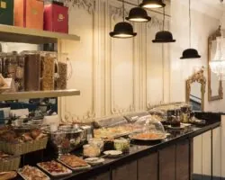 Petit-déjeuner buffet à l’Hôtel Malte Paris avec viennoiseries, pains, fromages, charcuterie et boissons
