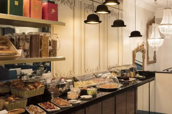 Petit-déjeuner buffet à l’Hôtel Malte Paris avec viennoiseries, pains, fromages, charcuterie et boissons