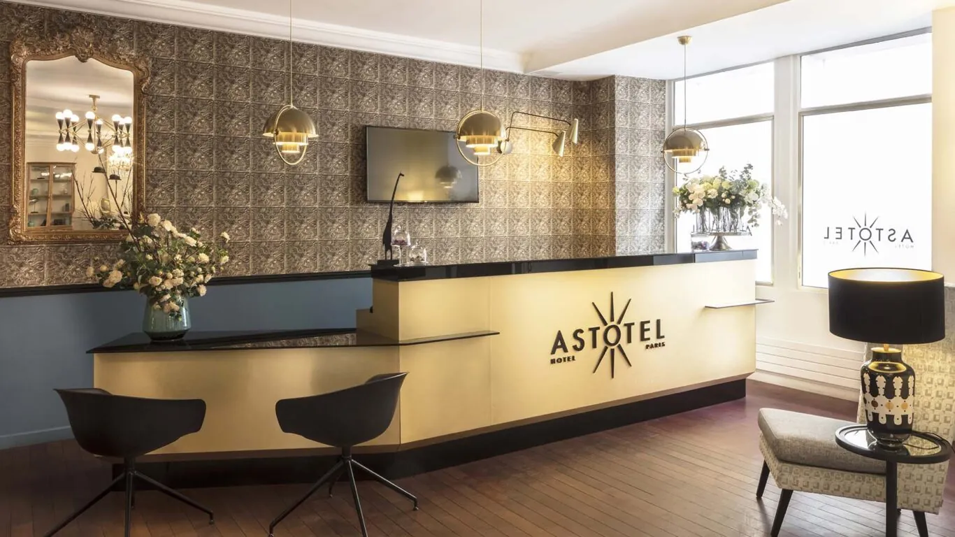 L’atmosphère de la réception de l’Hôtel Malte est caractérisée par un accueil chaleureux et une ambiance intemporelle et délicate