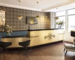 L’atmosphère de la réception de l’Hôtel Malte est caractérisée par un accueil chaleureux et une ambiance intemporelle et délicate