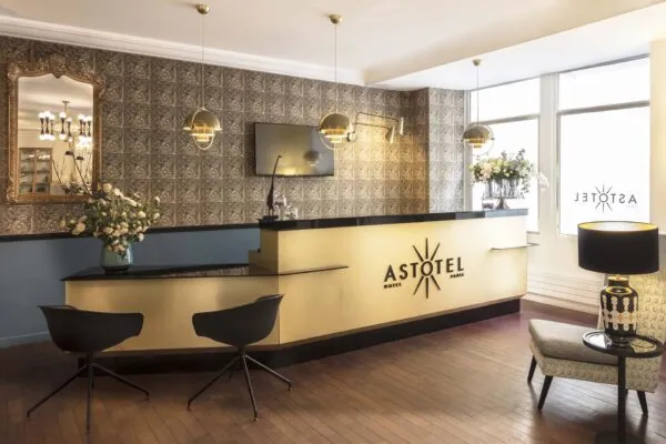 L’atmosphère de la réception de l’Hôtel Malte est caractérisée par un accueil chaleureux et une ambiance intemporelle et délicate