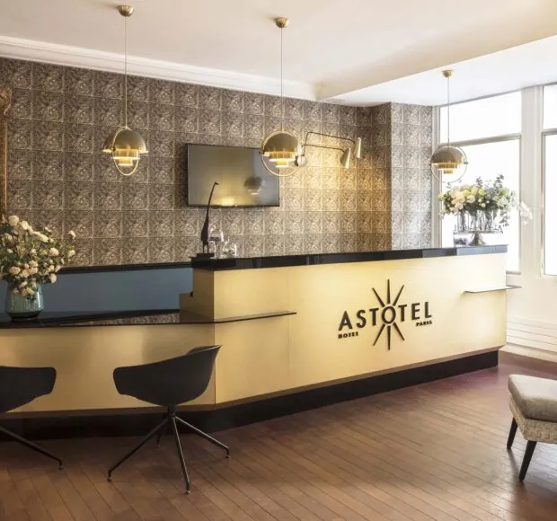 L’atmosphère de la réception de l’Hôtel Malte est caractérisée par un accueil chaleureux et une ambiance intemporelle et délicate