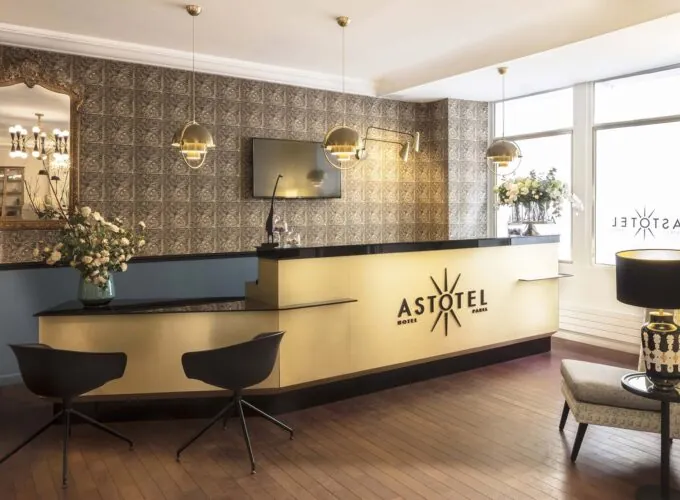 L’atmosphère de la réception de l’Hôtel Malte est caractérisée par un accueil chaleureux et une ambiance intemporelle et délicate