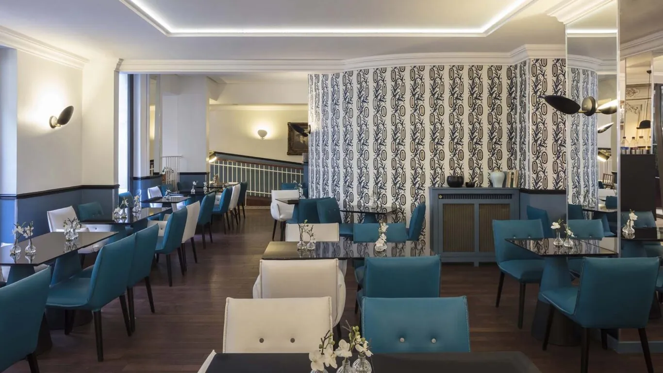 La salle de petit-déjeuner de l’Hôtel Malte est un espace accueillant où les clients peuvent profiter d’un délicieux buffet avec un large choix