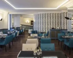 La salle de petit-déjeuner de l’Hôtel Malte est un espace accueillant où les clients peuvent profiter d’un délicieux buffet avec un large choix