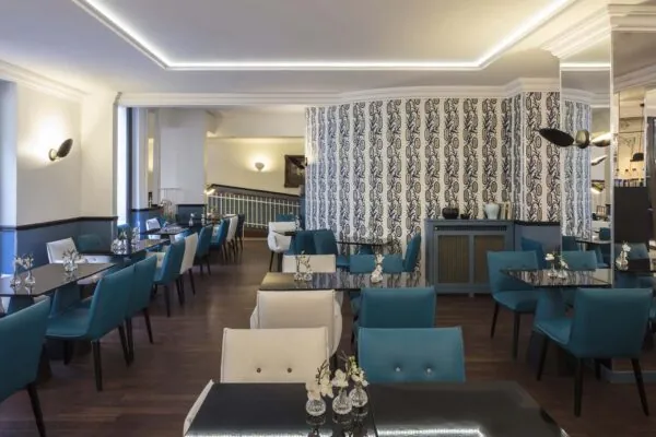 La salle de petit-déjeuner de l’Hôtel Malte est un espace accueillant où les clients peuvent profiter d’un délicieux buffet avec un large choix