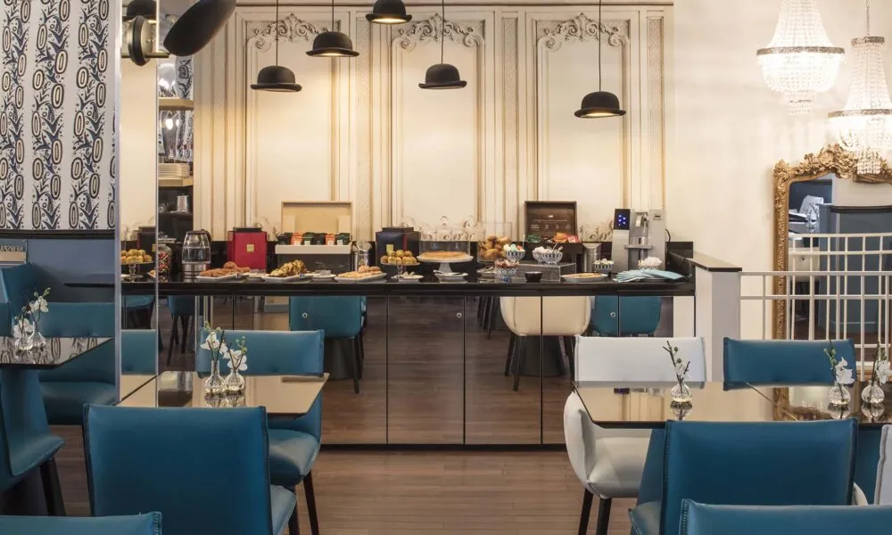 La salle de petit-déjeuner de l’Hôtel Malte est un espace accueillant où les clients peuvent profiter d’un délicieux buffet avec un large choix