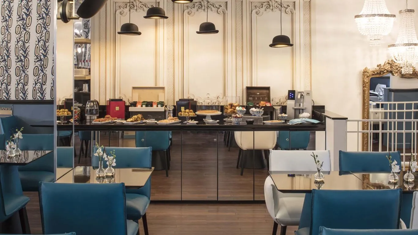 La salle de petit-déjeuner de l’Hôtel Malte est un espace accueillant où les clients peuvent profiter d’un délicieux buffet avec un large choix