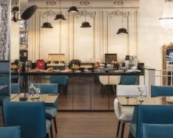 La salle de petit-déjeuner de l’Hôtel Malte est un espace accueillant où les clients peuvent profiter d’un délicieux buffet avec un large choix