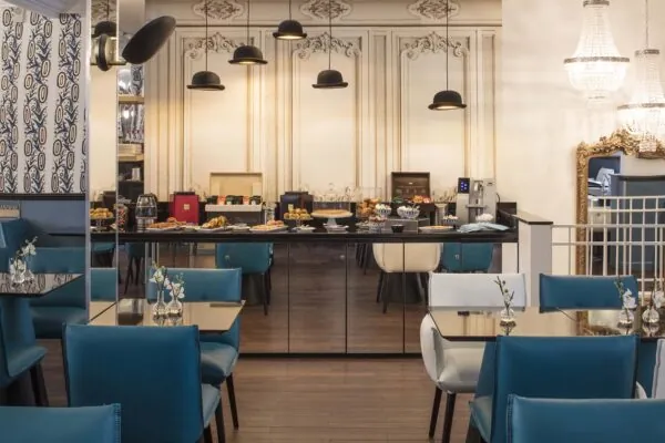 La salle de petit-déjeuner de l’Hôtel Malte est un espace accueillant où les clients peuvent profiter d’un délicieux buffet avec un large choix