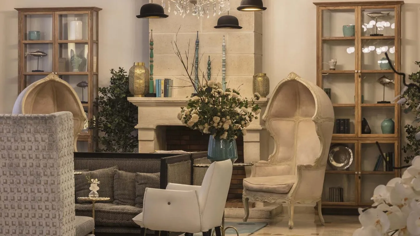 Espace réception de l’Hôtel Malte à Paris avec une décoration élégante, un éclairage doux et une atmosphère chaleureuse et accueillante