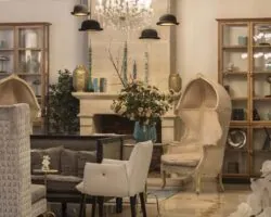 Espace réception de l’Hôtel Malte à Paris avec une décoration élégante, un éclairage doux et une atmosphère chaleureuse et accueillante