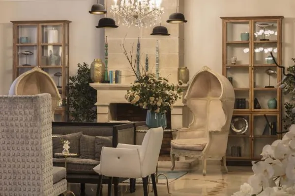 Espace réception de l’Hôtel Malte à Paris avec une décoration élégante, un éclairage doux et une atmosphère chaleureuse et accueillante