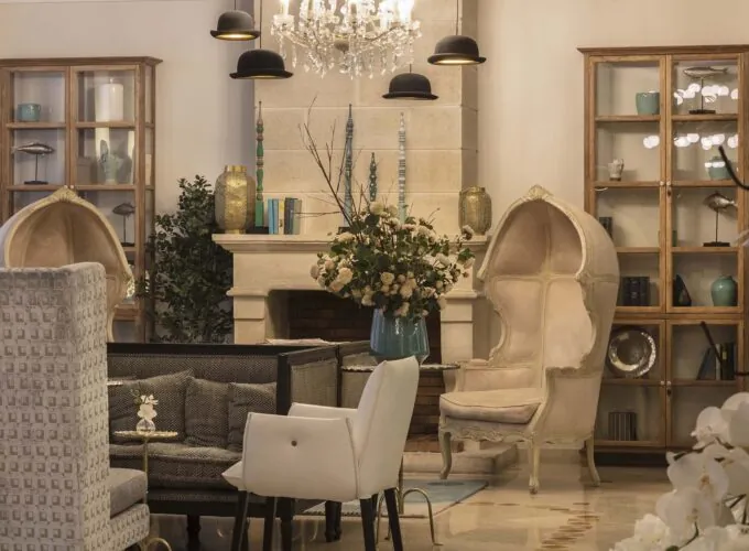 Espace réception de l’Hôtel Malte à Paris avec une décoration élégante, un éclairage doux et une atmosphère chaleureuse et accueillante