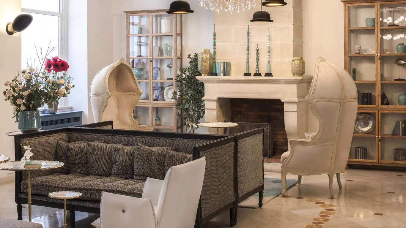 Espace réception de l’Hôtel Malte à Paris avec une décoration élégante, un éclairage doux et une atmosphère chaleureuse et accueillante
