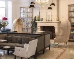 Espace réception de l’Hôtel Malte à Paris avec une décoration élégante, un éclairage doux et une atmosphère chaleureuse et accueillante