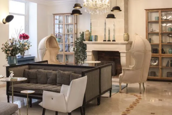 Espace réception de l’Hôtel Malte à Paris avec une décoration élégante, un éclairage doux et une atmosphère chaleureuse et accueillante