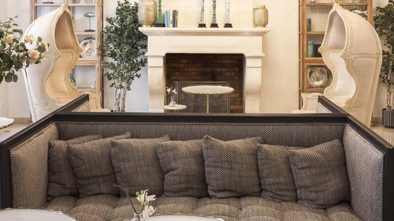 Espace réception de l’Hôtel Malte à Paris avec une décoration élégante, un éclairage doux et une atmosphère chaleureuse et accueillante