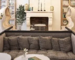 Espace réception de l’Hôtel Malte à Paris avec une décoration élégante, un éclairage doux et une atmosphère chaleureuse et accueillante