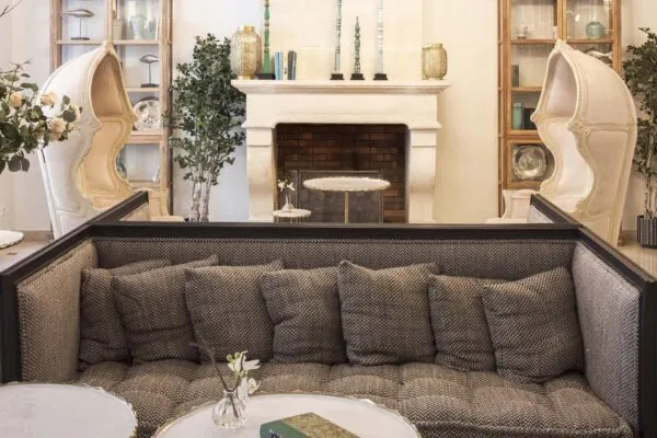 Espace réception de l’Hôtel Malte à Paris avec une décoration élégante, un éclairage doux et une atmosphère chaleureuse et accueillante